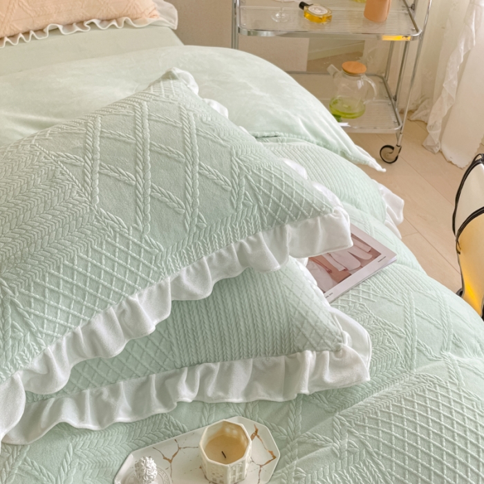 91家纺网 家纺一手货源 找家纺 沐慕 2023新款泡芙暖绒花边立体剪花牛奶绒四件套 泡芙-水绿
