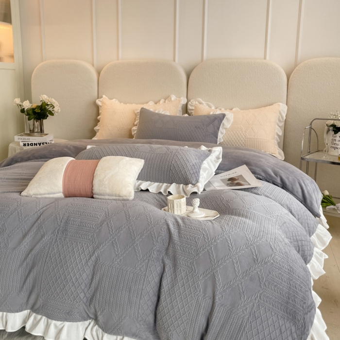 91家纺网 家纺一手货源 找家纺 沐慕 2023新款泡芙暖绒花边立体剪花牛奶绒四件套 泡芙-雅灰