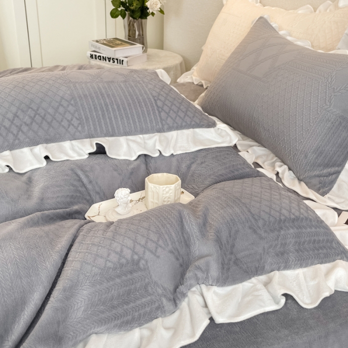 91家纺网 家纺一手货源 找家纺 沐慕 2023新款泡芙暖绒花边立体剪花牛奶绒四件套 泡芙-雅灰