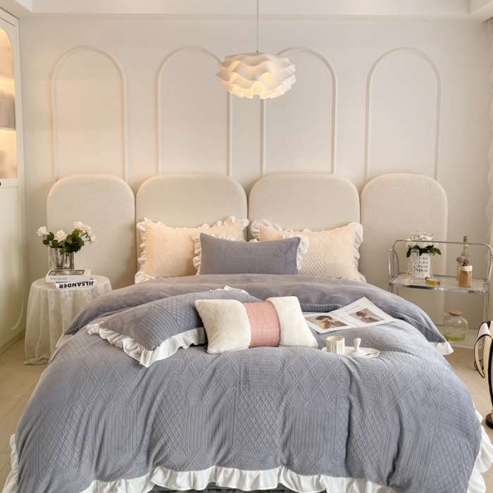 91家纺网 家纺一手货源 找家纺 沐慕 2023新款泡芙暖绒花边立体剪花牛奶绒四件套 泡芙-雅灰