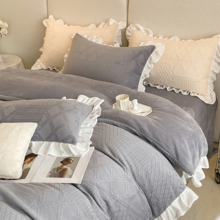 91家纺网 家纺一手货源 找家纺 沐慕 2023新款泡芙暖绒花边立体剪花牛奶绒四件套 泡芙-雅灰