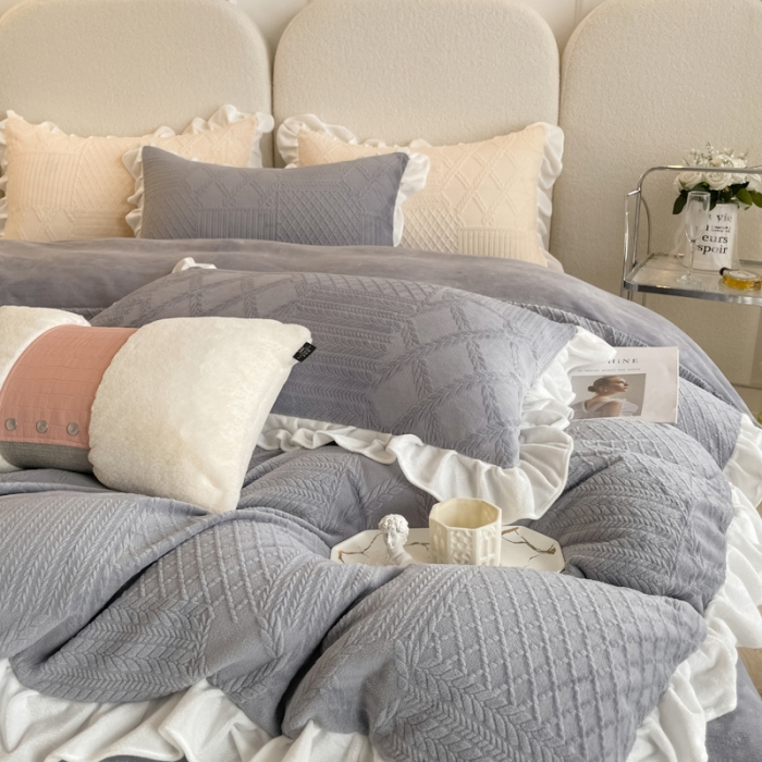 91家纺网 家纺一手货源 找家纺 沐慕 2023新款泡芙暖绒花边立体剪花牛奶绒四件套 泡芙-雅灰
