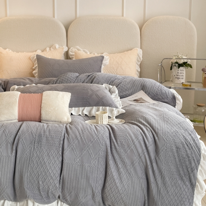 91家纺网 家纺一手货源 找家纺 沐慕 2023新款泡芙暖绒花边立体剪花牛奶绒四件套 泡芙-雅灰