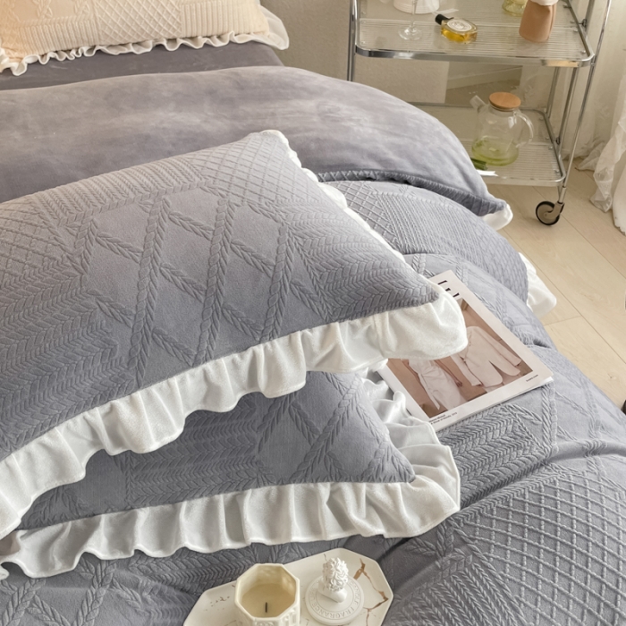 91家纺网 家纺一手货源 找家纺 沐慕 2023新款泡芙暖绒花边立体剪花牛奶绒四件套 泡芙-雅灰