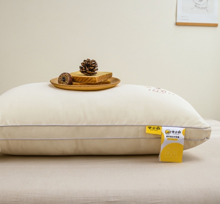 91家纺网 家纺一手货源 找家纺 新款枕芯亲肤牛奶润肤羽丝绒枕头 亲子儿童款牛小白