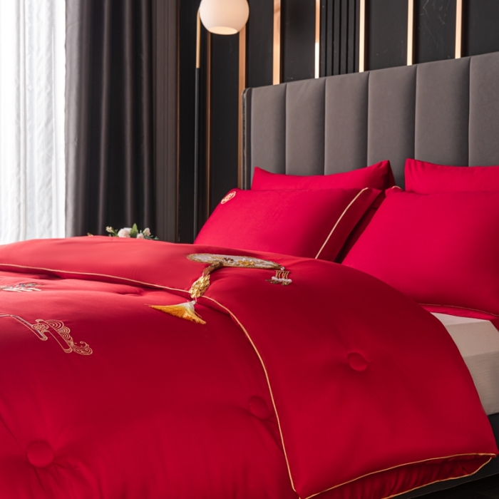 91家纺网 家纺一手货源 找家纺 壹张床新款婚庆斜纹水洗棉绣花冬被大豆春秋被喜庆被大红被子 相亲相爱