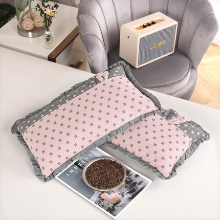 91家纺网 家纺一手货源 找家纺 明星 2023新款纯棉荞麦枕头双层纱布拼接花边荞麦壳枕头芯 纱布花边枕粉色