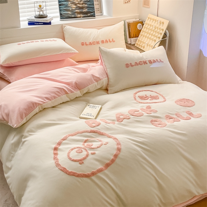 91家纺网 家纺一手货源 找家纺 眠帛家纺 2023新款水洗棉毛巾绣四件套煤球系列 煤球奶油粉