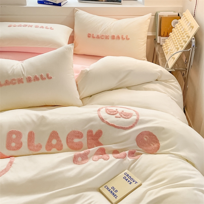 91家纺网 家纺一手货源 找家纺 眠帛家纺 2023新款水洗棉毛巾绣四件套煤球系列 煤球奶油粉