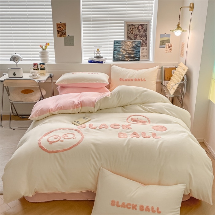 91家纺网 家纺一手货源 找家纺 眠帛家纺 2023新款水洗棉毛巾绣四件套煤球系列 煤球奶油粉