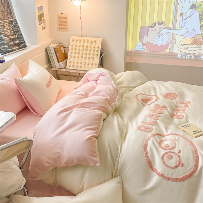 91家纺网 家纺一手货源 找家纺 眠帛家纺 2023新款水洗棉毛巾绣四件套煤球系列 煤球奶油粉