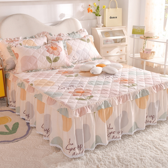 91家纺网 家纺一手货源 找家纺 美达 2025全棉蕾丝小花边夹棉床裙 悠若花园