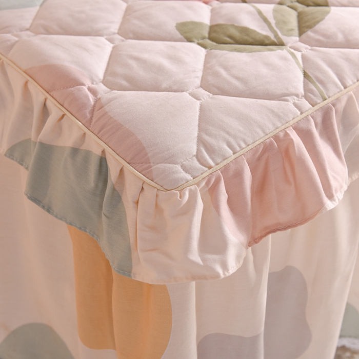 91家纺网 家纺一手货源 找家纺 美达 2025全棉蕾丝小花边夹棉床裙 悠若花园