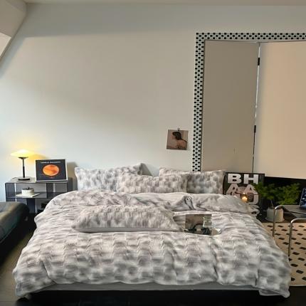 91家纺网 家纺一手货源 找家纺 金爱家 2023新款全消光牛奶绒獭兔毛绒四件套 兔毛绒-韵染灰