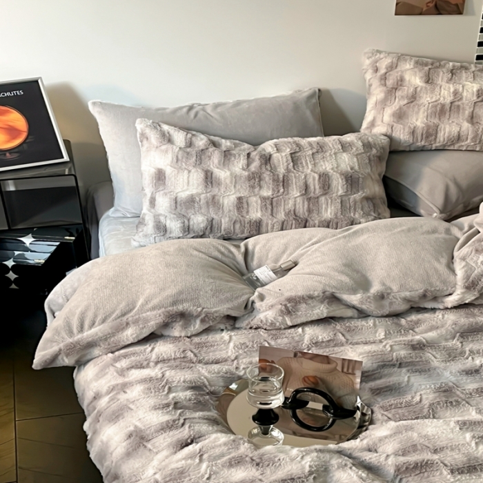 91家纺网 家纺一手货源 找家纺 金爱家 2023新款全消光牛奶绒獭兔毛绒四件套 兔毛绒-韵染灰