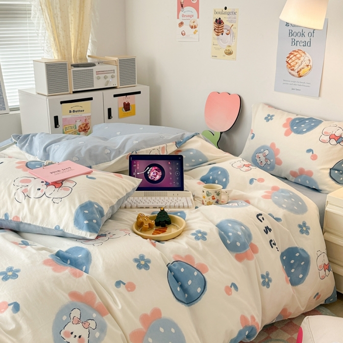 91家纺网 家纺一手货源 找家纺 昔可 2023新款小清新全棉四件套 蓝色草莓兔