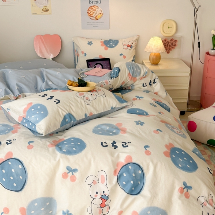91家纺网 家纺一手货源 找家纺 昔可 2023新款小清新全棉四件套 蓝色草莓兔