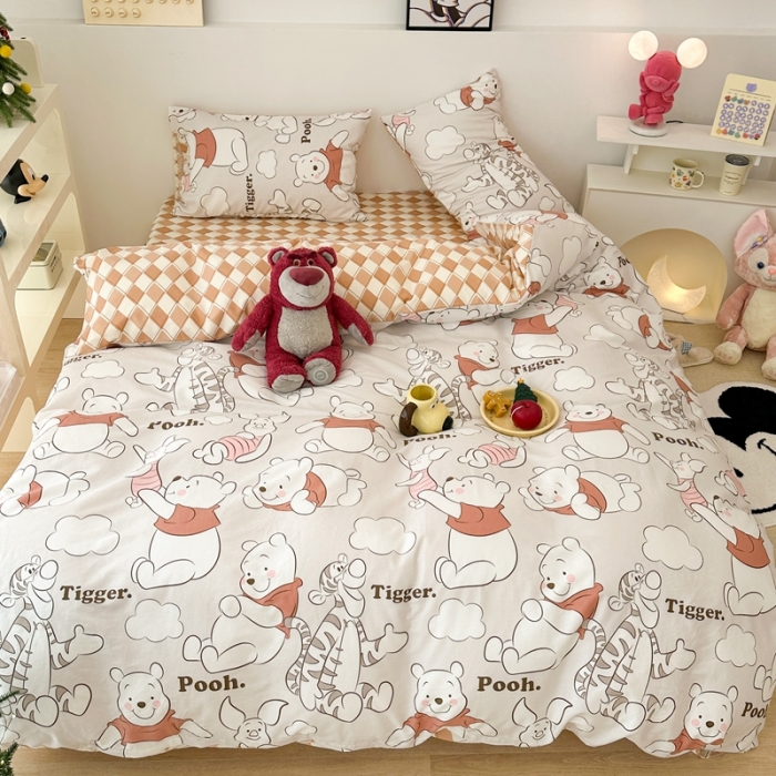 91家纺网 家纺一手货源 找家纺 昔可家纺 2023新款迪士尼系列全棉四件套 红衣服维尼