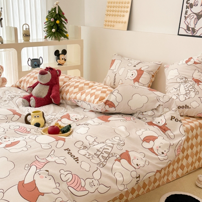 91家纺网 家纺一手货源 找家纺 昔可家纺 2023新款迪士尼系列全棉四件套 红衣服维尼