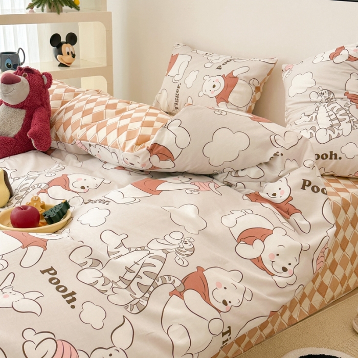 91家纺网 家纺一手货源 找家纺 昔可家纺 2023新款迪士尼系列全棉四件套 红衣服维尼