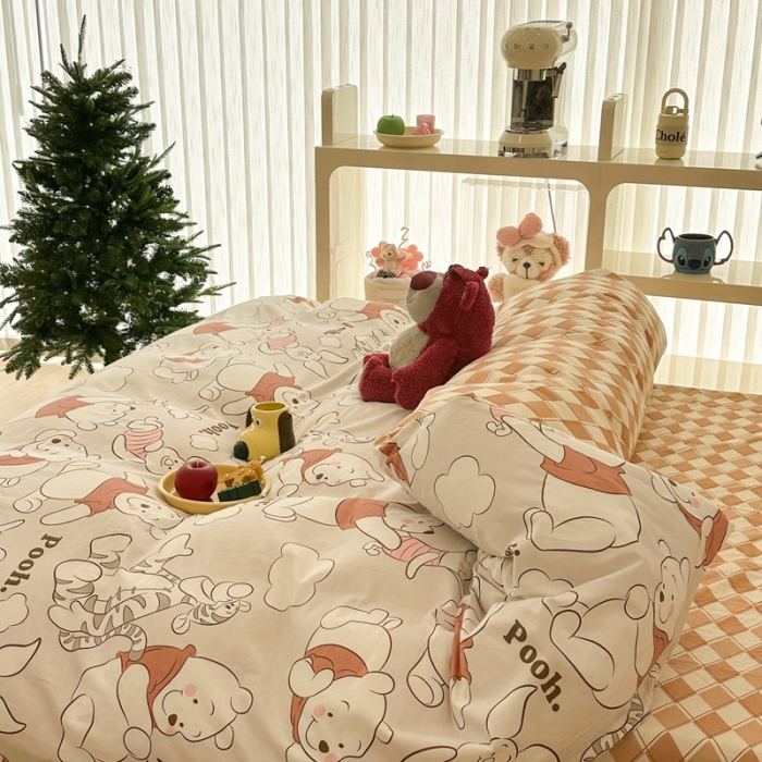 91家纺网 家纺一手货源 找家纺 昔可家纺 2023新款迪士尼系列全棉四件套 红衣服维尼