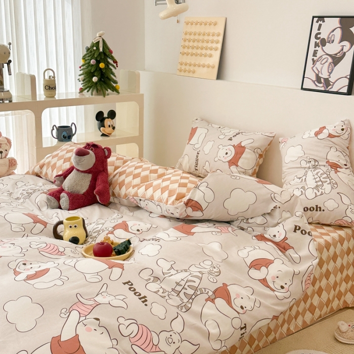 91家纺网 家纺一手货源 找家纺 昔可家纺 2023新款迪士尼系列全棉四件套 红衣服维尼