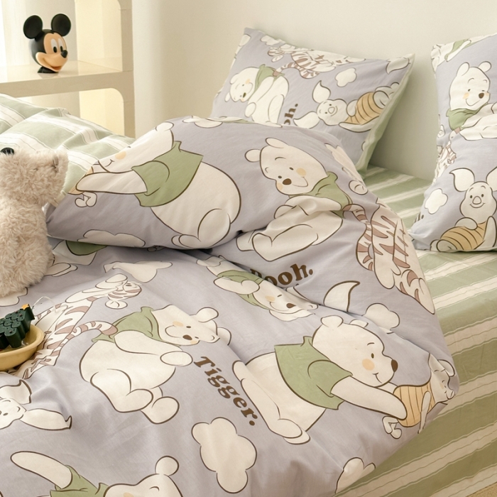 91家纺网 家纺一手货源 找家纺 昔可家纺 2023新款迪士尼系列全棉四件套 绿衣服维尼