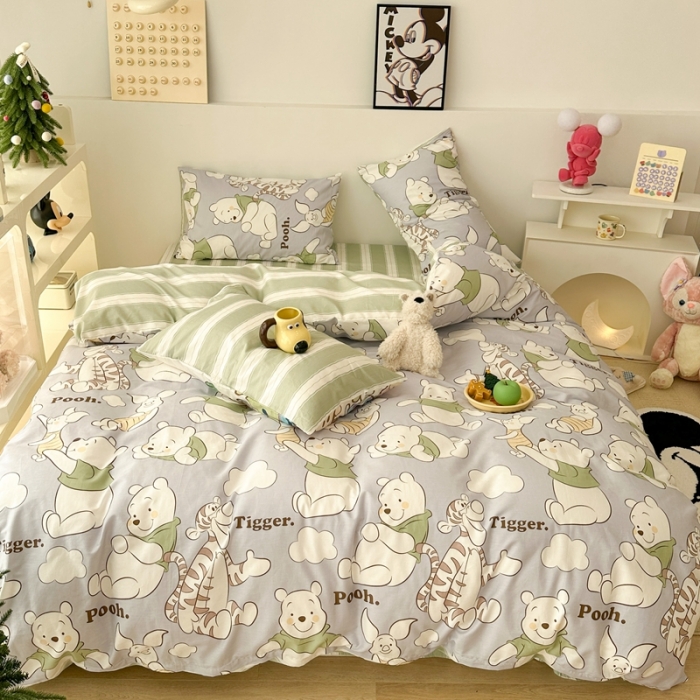 91家纺网 家纺一手货源 找家纺 昔可家纺 2023新款迪士尼系列全棉四件套 绿衣服维尼