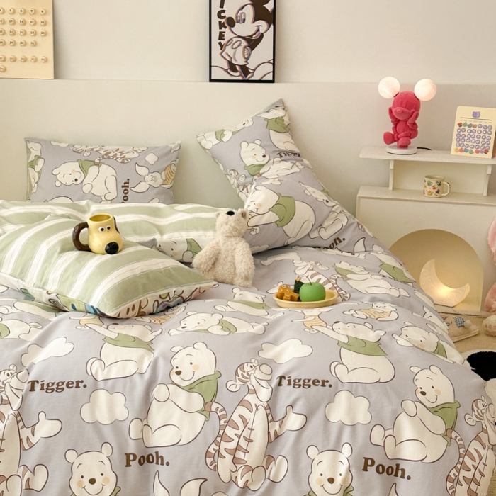 91家纺网 家纺一手货源 找家纺 昔可家纺 2023新款迪士尼系列全棉四件套 绿衣服维尼