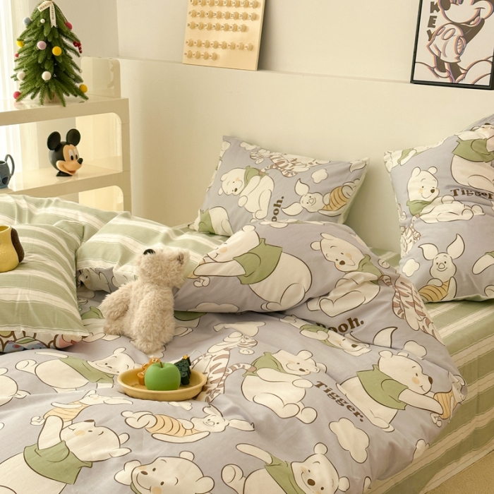 91家纺网 家纺一手货源 找家纺 昔可家纺 2023新款迪士尼系列全棉四件套 绿衣服维尼