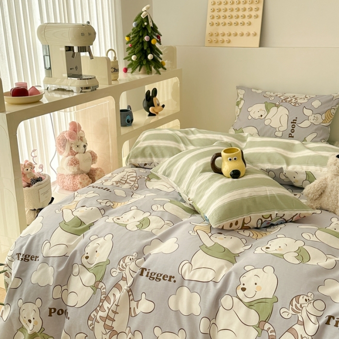 91家纺网 家纺一手货源 找家纺 昔可家纺 2023新款迪士尼系列全棉四件套 绿衣服维尼