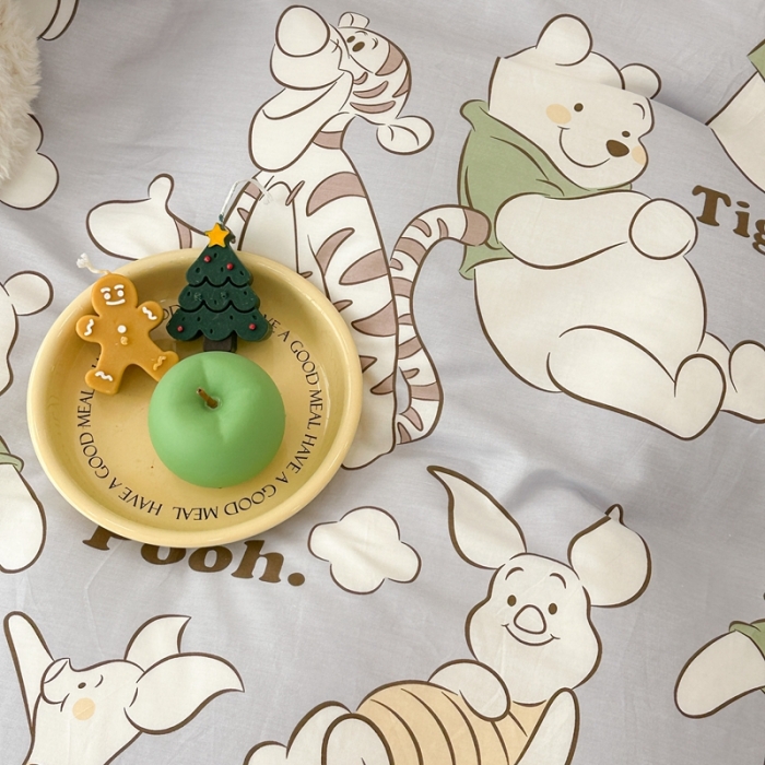 91家纺网 家纺一手货源 找家纺 昔可家纺 2023新款迪士尼系列全棉四件套 绿衣服维尼