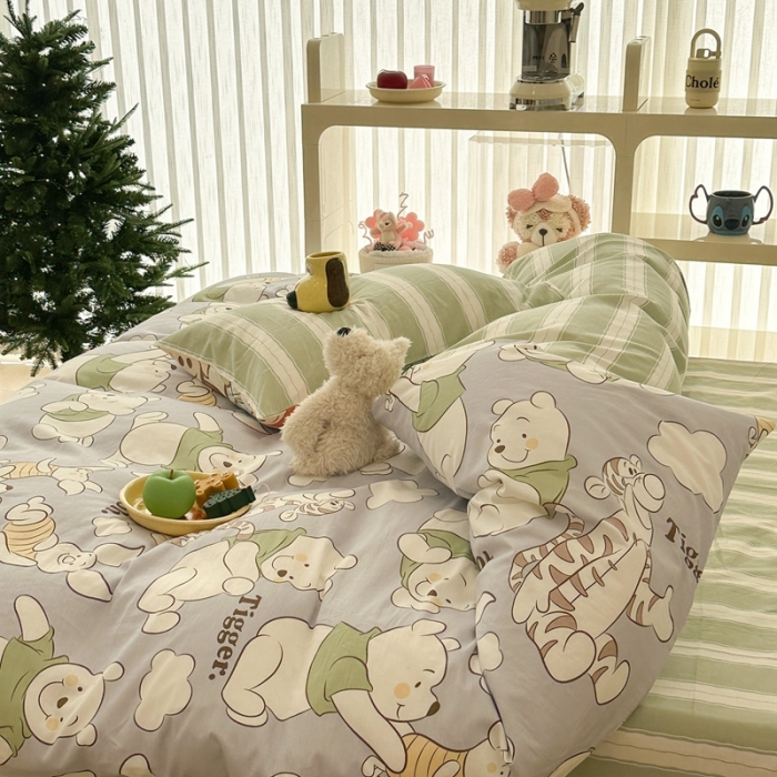 91家纺网 家纺一手货源 找家纺 昔可家纺 2023新款迪士尼系列全棉四件套 绿衣服维尼