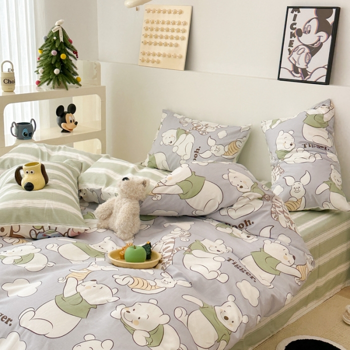 91家纺网 家纺一手货源 找家纺 昔可家纺 2023新款迪士尼系列全棉四件套 绿衣服维尼