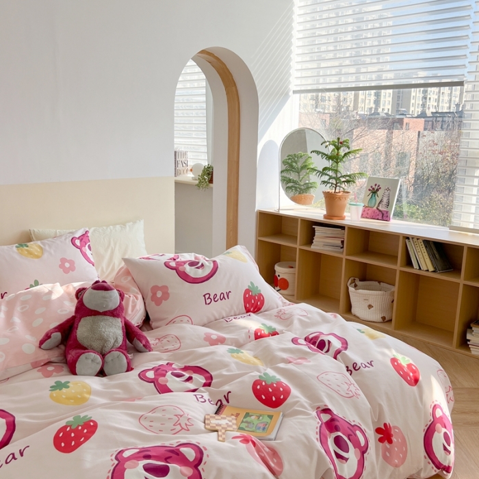 91家纺网 家纺一手货源 找家纺 柚子YOUTH 2023新款40支13372全棉迪士尼系列四件套 可爱草莓熊