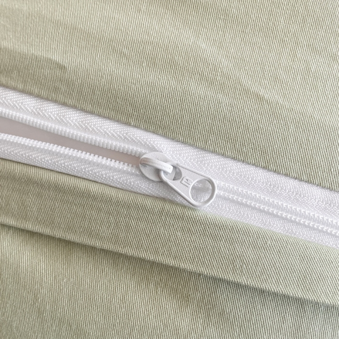 91家纺网 家纺一手货源 找家纺 卡姿 2023新款轻奢简约刺绣四件套—自由风格 自由风（白+豆绿）