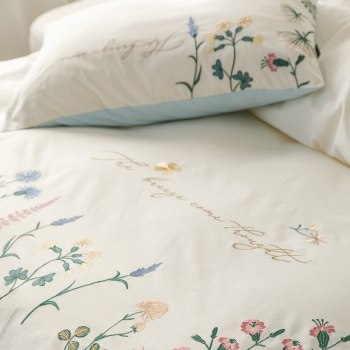 91家纺网 家纺一手货源 找家纺 卡姿家纺 2023新款优雅风刺绣四件套—花季 花季白