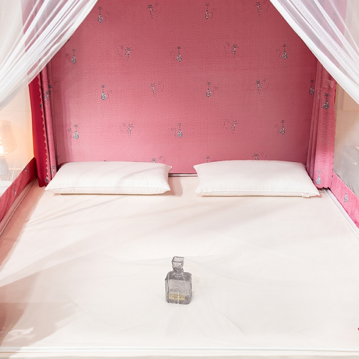 91家纺网 家纺一手货源 找家纺 千逸虹 2024新款坐床全底纱 遮光蚊帐 贵妃红