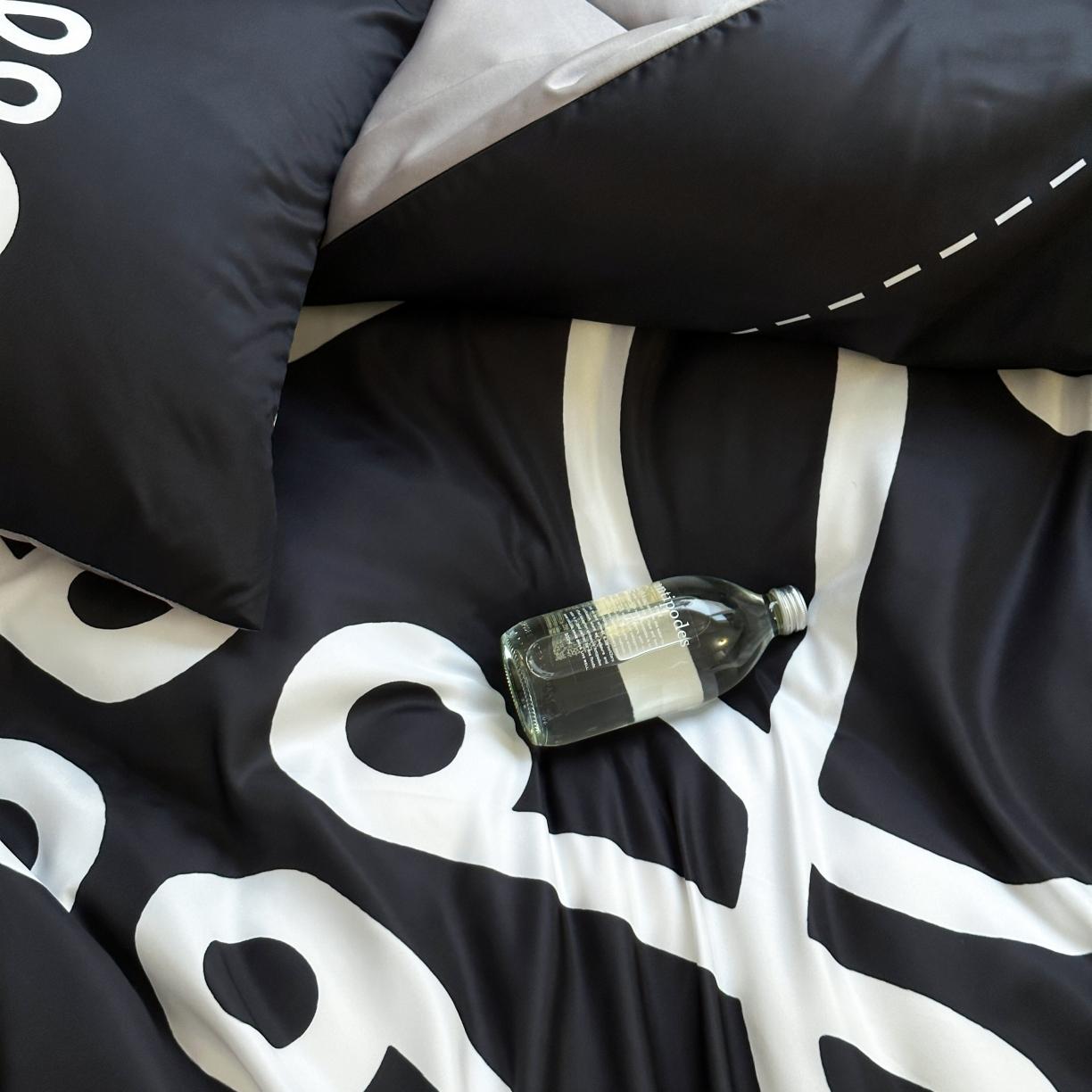 91家纺网 家纺一手货源 找家纺 摩卡 2024春夏新品进口水洗真丝现代简约系列四件套 至爱-黑