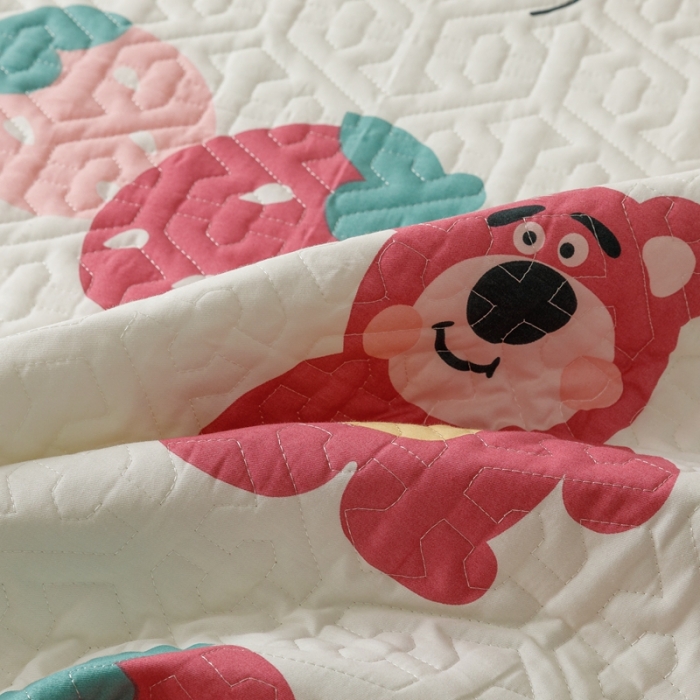 91家纺网 家纺一手货源 找家纺 忘忧草 2023新款全棉夹棉床笠纯棉印花小清新花卉系列 草莓熊