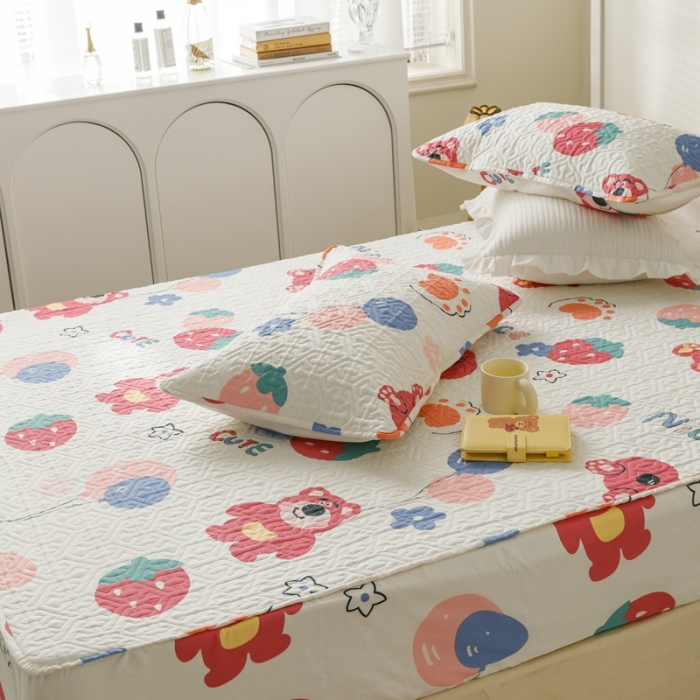 91家纺网 家纺一手货源 找家纺 忘忧草 2023新款全棉夹棉床笠纯棉印花小清新花卉系列 草莓熊