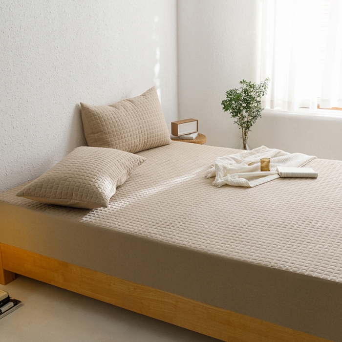 91家纺网 家纺一手货源 找家纺 忘忧草 2023新款全棉色织水洗棉夹棉床笠纯棉无印风格纯色 格韵-卡其