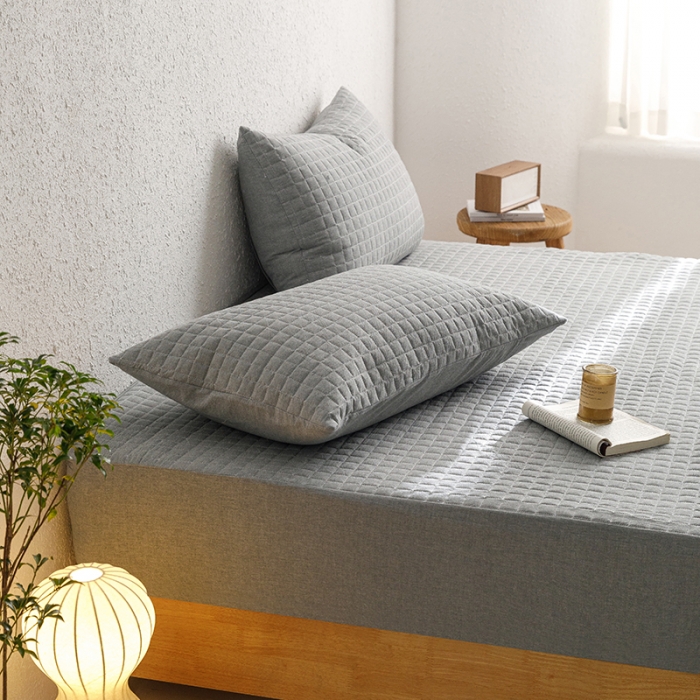 91家纺网 家纺一手货源 找家纺 忘忧草 2023新款全棉色织水洗棉夹棉床笠纯棉无印风格纯色 格韵-浅灰