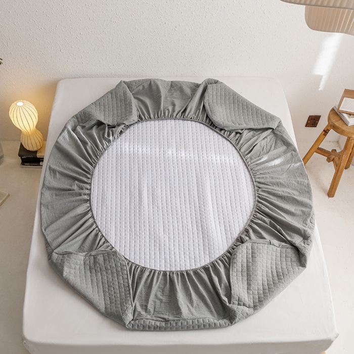 91家纺网 家纺一手货源 找家纺 忘忧草 2023新款全棉色织水洗棉夹棉床笠纯棉无印风格纯色 格韵-浅灰