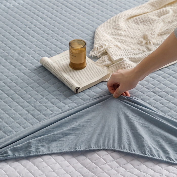 91家纺网 家纺一手货源 找家纺 忘忧草 2023新款全棉色织水洗棉夹棉床笠纯棉无印风格纯色 格韵-浅蓝