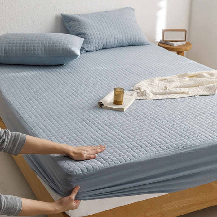 91家纺网 家纺一手货源 找家纺 忘忧草 2023新款全棉色织水洗棉夹棉床笠纯棉无印风格纯色 格韵-浅蓝