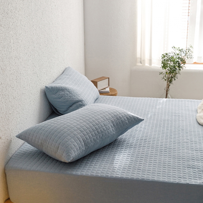 91家纺网 家纺一手货源 找家纺 忘忧草 2023新款全棉色织水洗棉夹棉床笠纯棉无印风格纯色 格韵-浅蓝