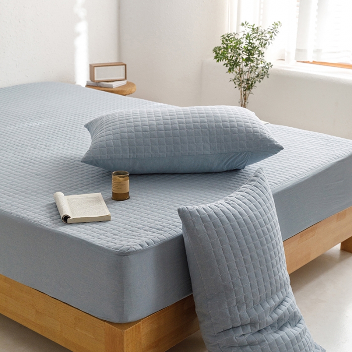 91家纺网 家纺一手货源 找家纺 忘忧草 2023新款全棉色织水洗棉夹棉床笠纯棉无印风格纯色 格韵-浅蓝