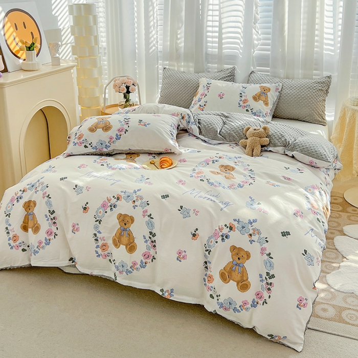 91家纺网 家纺一手货源 找家纺 梦家居 2023新款全棉加安抚豆豆绒被套两件套三件套 花环小熊