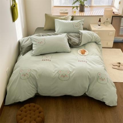 91家纺网 家纺一手货源 找家纺 顾里 2023新款全棉水洗棉绣花四件套-萌萌兔萌萌熊系列 萌萌熊绿